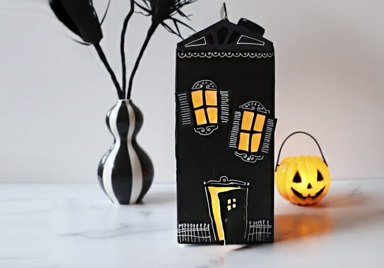 Halloween Bastelidee mit Milchkarton und Acrylfarbe als Windlicht mit LED-Kerze