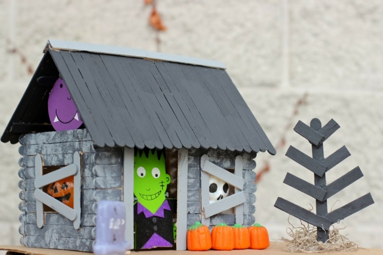 Halloween Deko basteln mit Kindern - Spukhaus aus Eisstielen selber machen