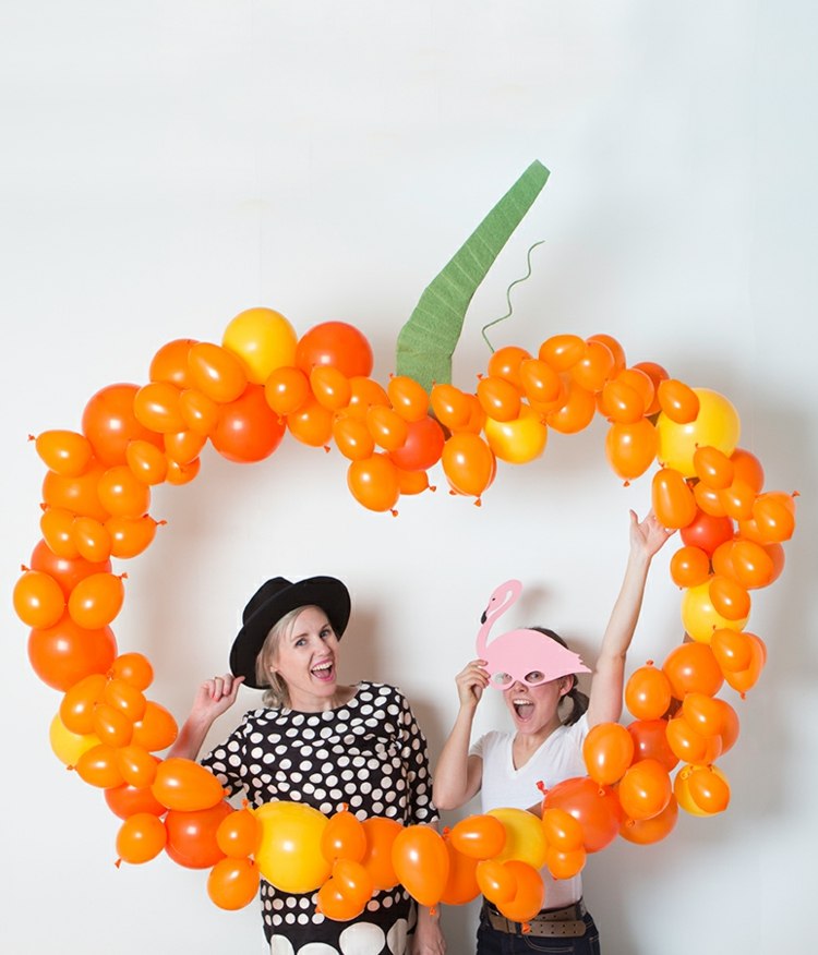 Halloween Hintergrund aus Ballons in Orange und Gelb - Kürbis selber machen