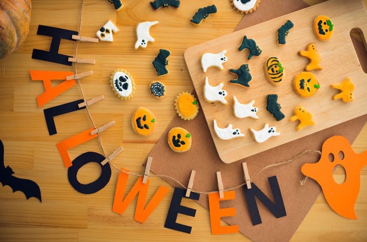 Halloween Kekse ausstechen und dekorieren