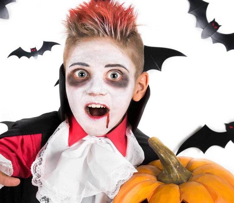 Halloweenkostüm Vampir Schminke und Frisur selber machen