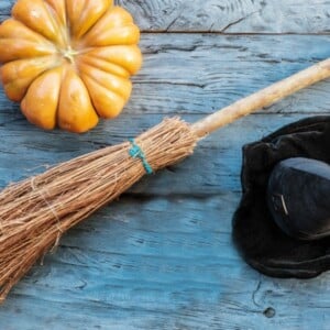 Hexenbesen basteln - Einfache Anleitung für einen DIY Besen als Halloweendeko
