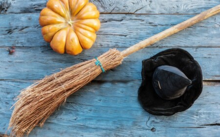 Hexenbesen basteln - Einfache Anleitung für einen DIY Besen als Halloweendeko