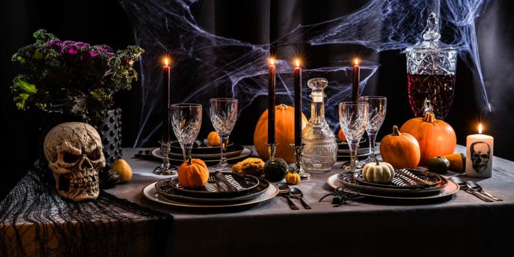 Idee für eine Tischdeko zu Halloween mit Totenkopf und Kürbissen
