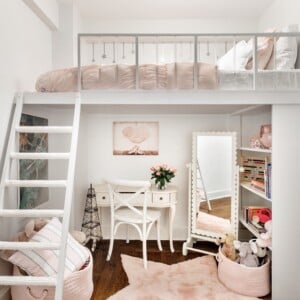 Jugendzimmer für Mädchen mit Hochbett und Schreibtisch darunter Pariser-Stil in Rosa und Weiß