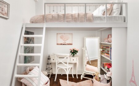 Jugendzimmer für Mädchen mit Hochbett und Schreibtisch darunter Pariser-Stil in Rosa und Weiß