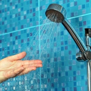 Kalt duschen bei Erkältung oder warm - Hilfreiche Tipps für eine schnelle Genesung