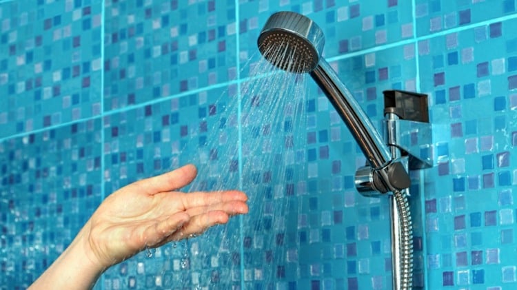Kalt duschen bei Erkältung oder warm - Hilfreiche Tipps für eine schnelle Genesung