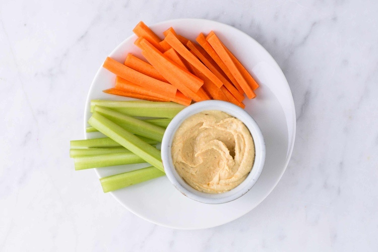 Karotten- und Gurken-Sticks mit Hummus als gesunder Snack