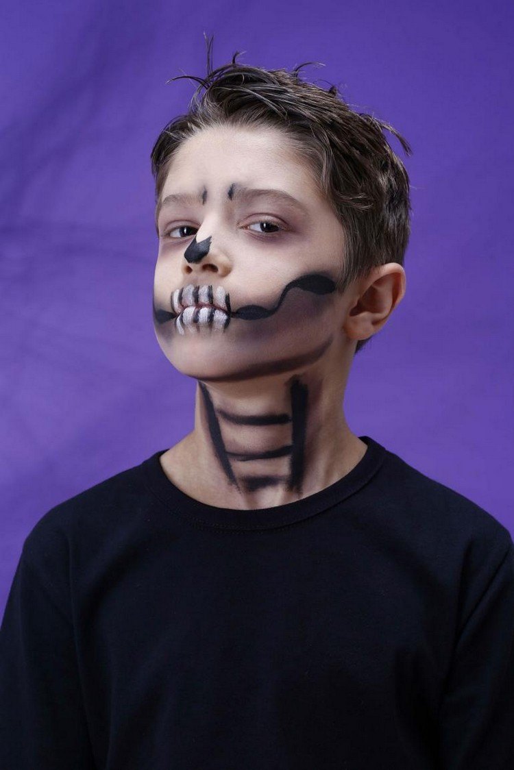 Kind als Skelett schminken Gesicht und Hals