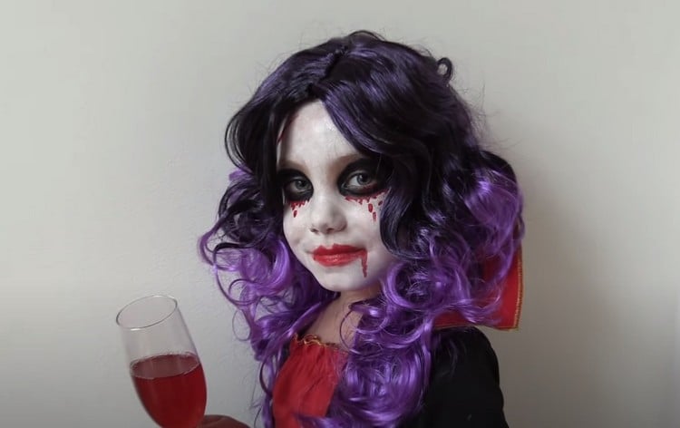Kinderschminke und Perücke zum Vampir Kostüm