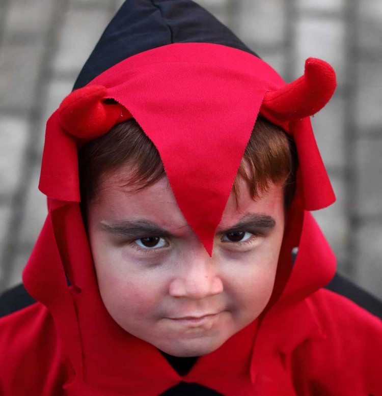 Kinderschminken Idee einfach Teufel mit roter Farbe