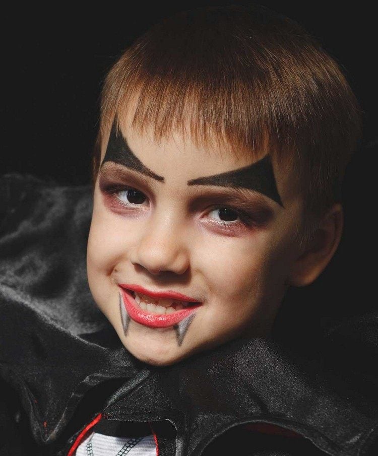 Kinderschminken zu Halloween einfach Vampir schminken