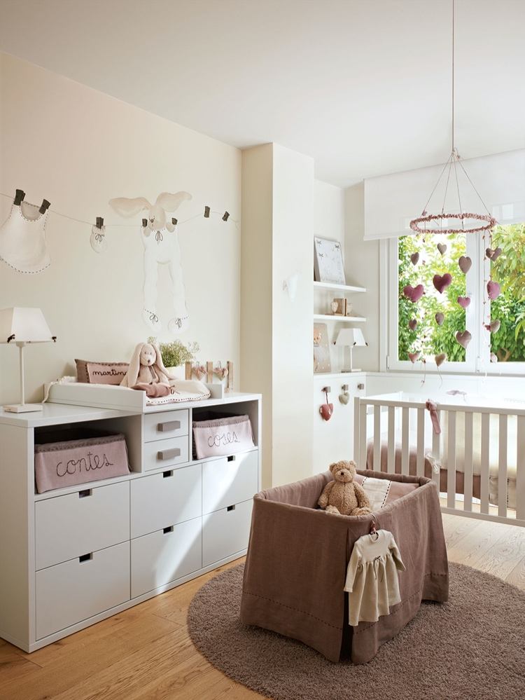 Kinderzimmer Wandfarbe Ecru mit weißen Möbeln und Altrosa Deko
