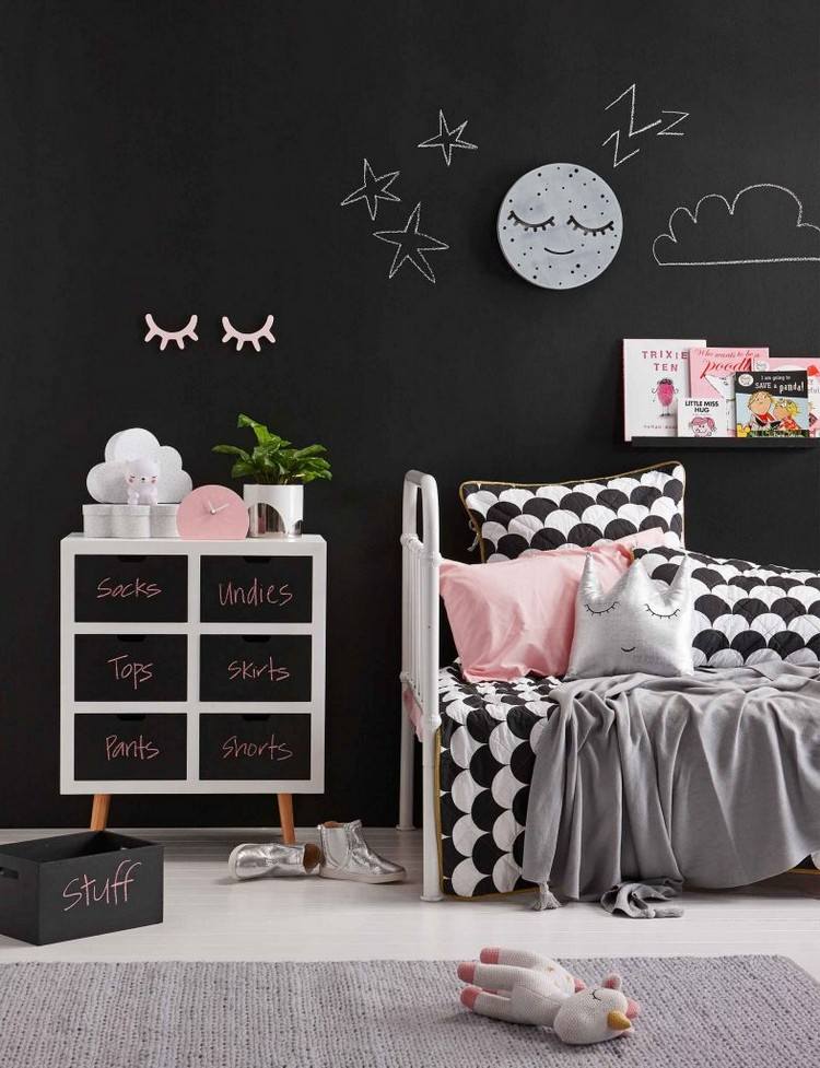 Kinderzimmer in Schwarz Weiß und Rosa mit Tafelwand