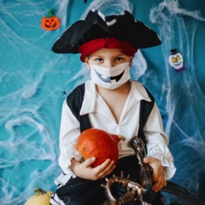 Kostüm Idee 2020 - Halloween feiern trotz Covid-19 mit Piraten-Maske