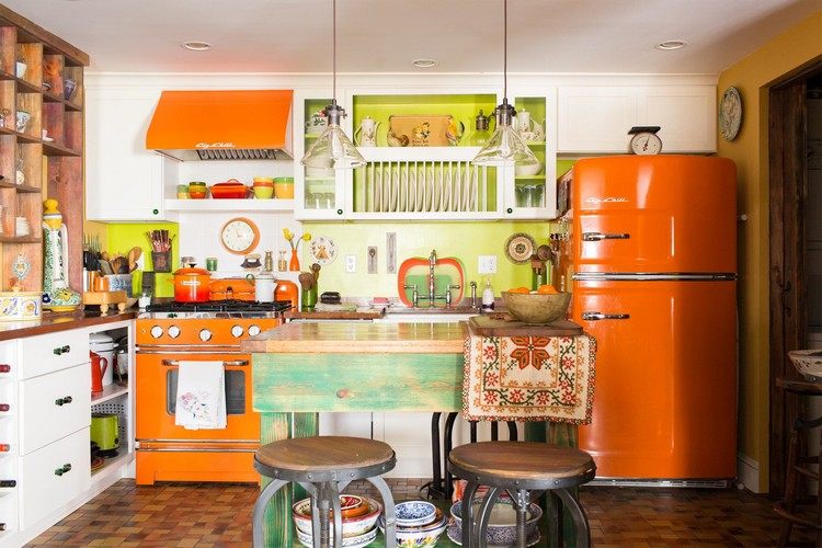Küche Vintage einrichten mit Küchengeräten in Orange