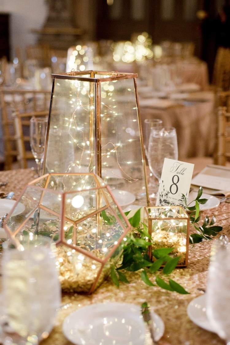 Laternen mit Lichterketten dekorieren Ideen für Tischdeko für Hochzeit und Verlobung