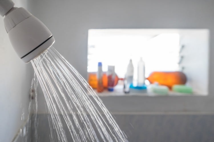 Luftfeuchtigkeit im Bad verringern Tipps Duschen
