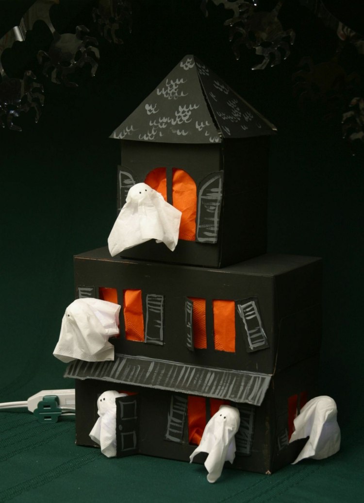 Materialien zum Basteln recyceln - Kreatives Geisterhaus in Schwarz aus Schachteln