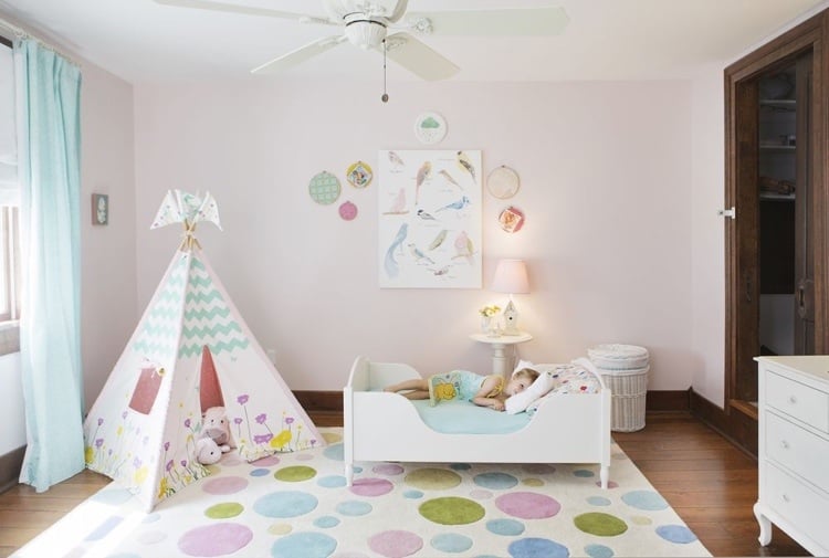 Mädchen Kinderzimmer in Pastellfarben mit Tipi Zelt