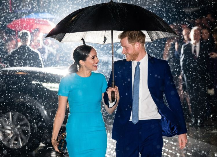 Meghan und Harry mit Regenschirm im Regen - Idee für ein Partnerkostüm mit einem Hauch Romantik