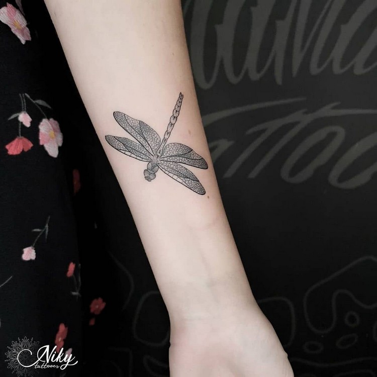 Minimalistische Tattoomotive für Frauen Libelle Symbol Tattoo