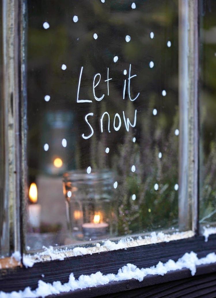 Mit Kreidestifte Fenster beschriften zu Weihnachten als Deko für drinnen und draußen