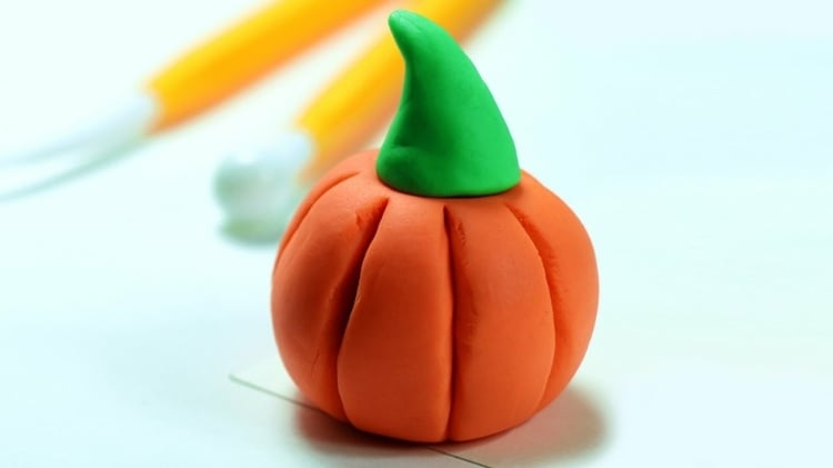 Modelliermasse Ideen für Herbst für Kinder - Kürbisse basteln mit Knete oder Ton