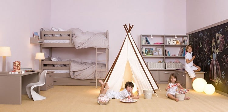 Modernes Kinderzimmer für Geschwister mit Spielecke