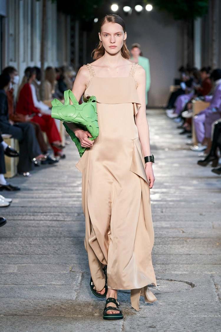 Modetrends Frühjahr 2021 Mailand Fashion Week Nude Outfits