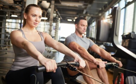 Rudergerät Training Fitnessgeräte bei Knieproblemen