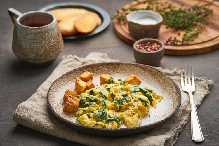 According to TCM, scrambled eggs with spinach as a hot breakfast