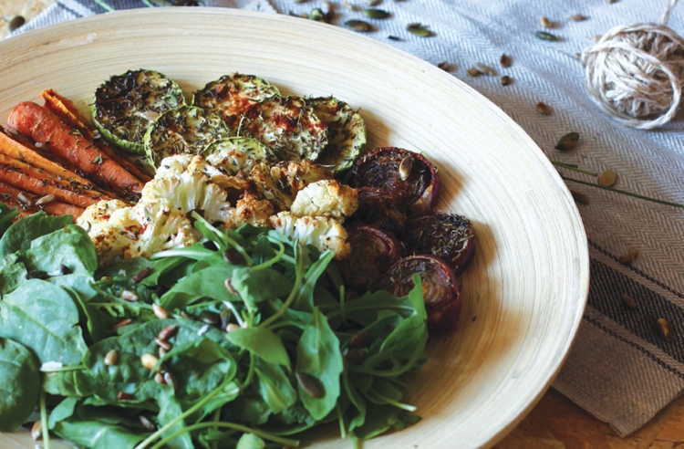 Salat Knusprig und lecker mit Spinat und Ofengemüse