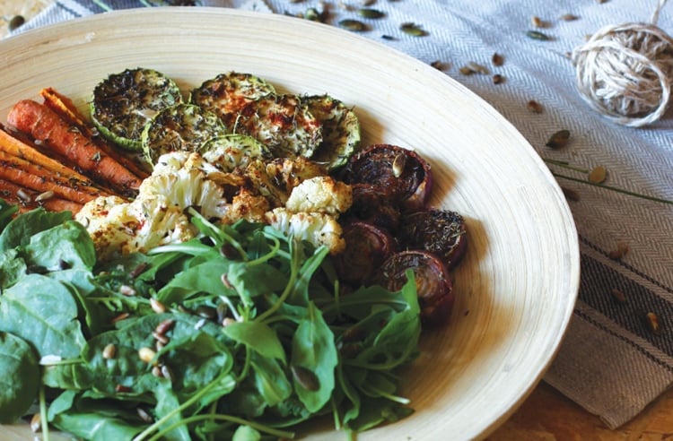 Salat Knusprig und lecker mit Spinat und Ofengemüse