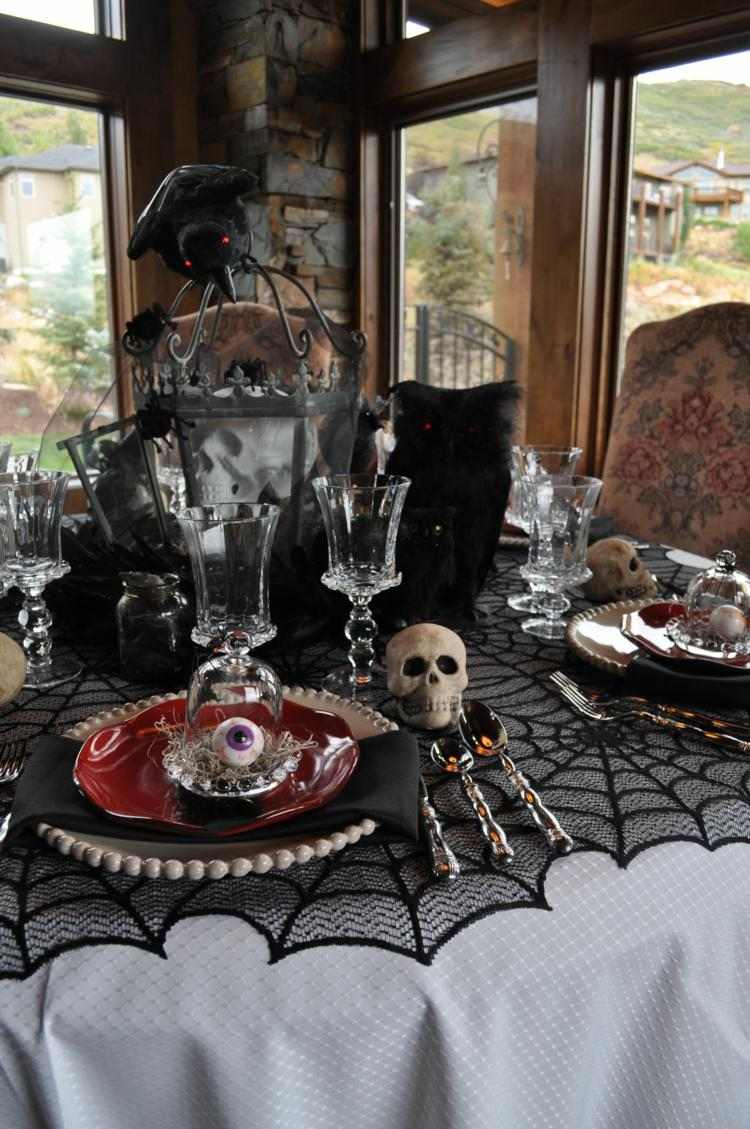 Schaurige Deko für Halloweentisch mit Augäpfeln und Totenköpfen