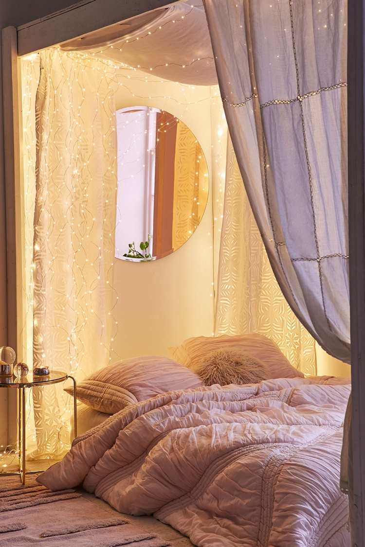Schlafzimmer mit Lichterketten dekorieren Ideen für romantisches Ambiente