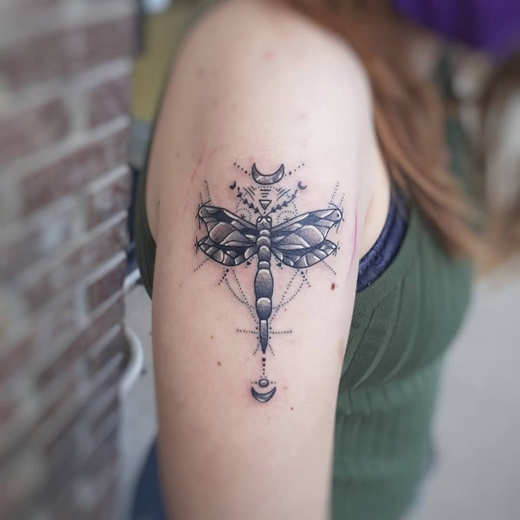 Schulter Tattoodesign Frauen Libelle Bedeutung Tattoo