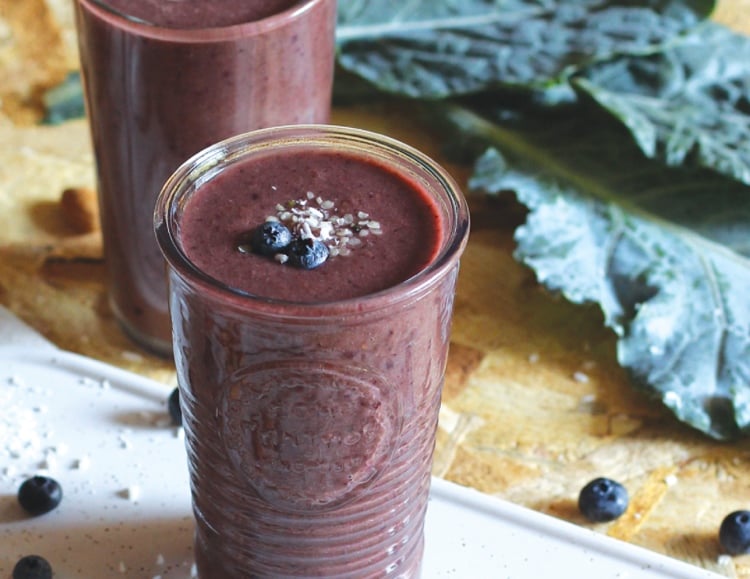 Smoothie aus Grünkohl und Blaubeeren