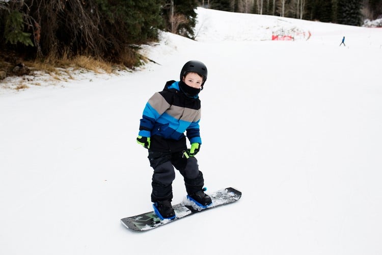 Snowboarden als guter Wintersport für Kinder