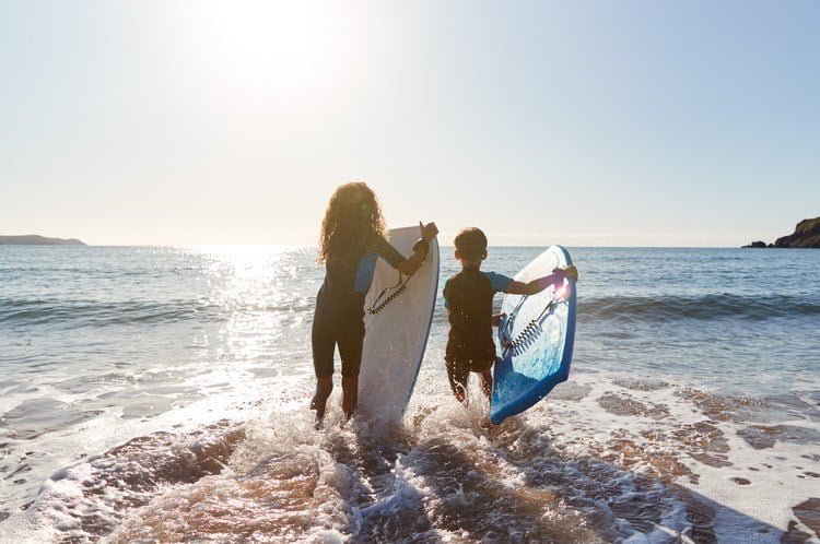 Sommer Sportarten für Kinder Surfen im Meer