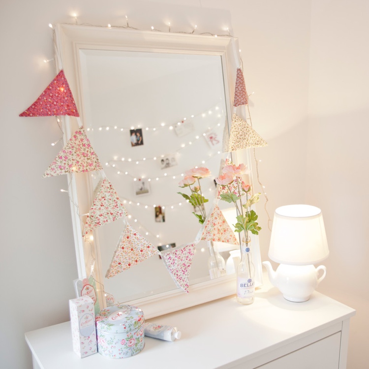 Spiegel mit Laternen dekorieren und mit Girlande zieren