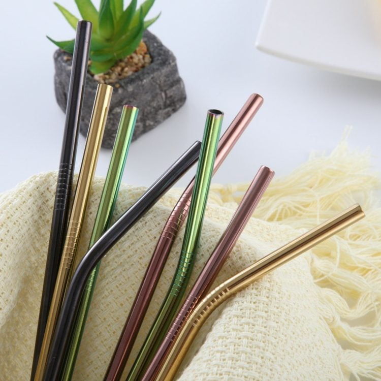 Strohhalme aus Edelstahl oder Bambus lassen sich mit Bürsten einfach reinigen