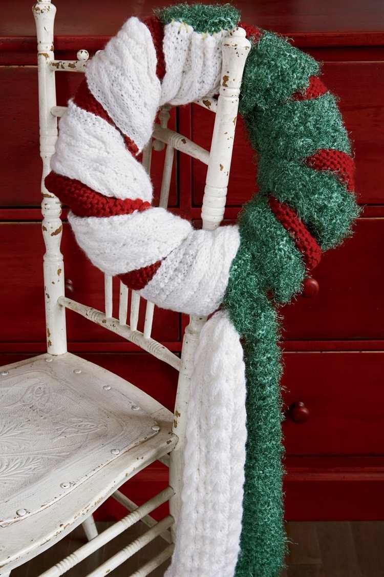 Styroporkranz dekorieren zu Weihnachten alten Schal