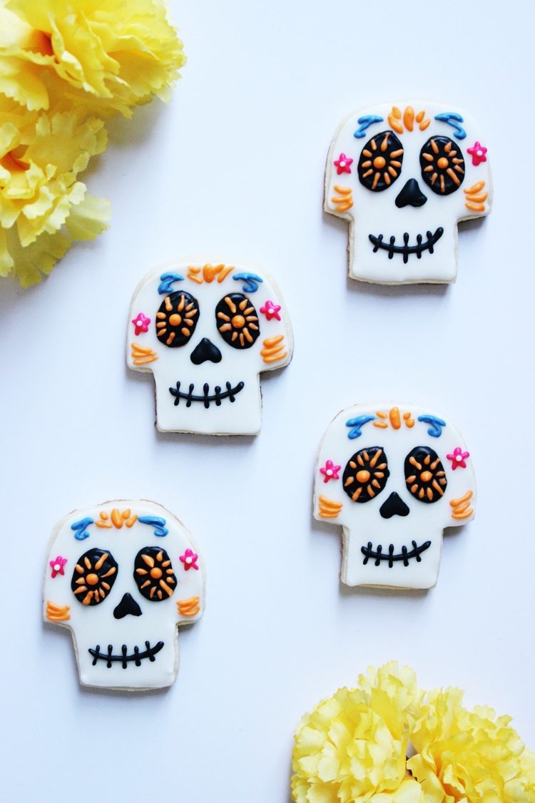 Sugar Skull Kekse zu Halloween mit Kindern dekorieren