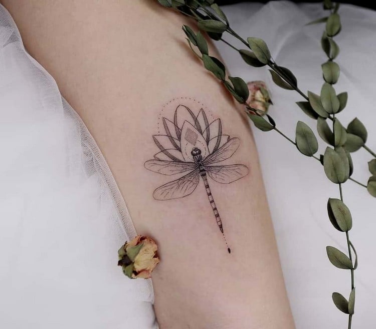 Tattoo Libelle Bedeutung kleine Unterarm Tattoos für Frauen