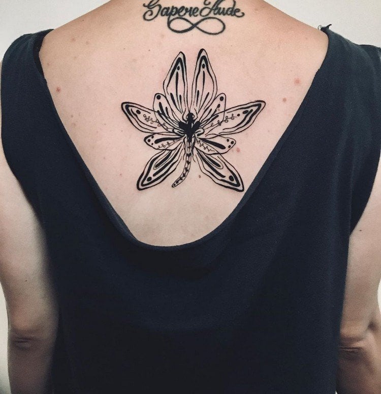 Tattoodesign für den Rücken Frauen Libelle Bedeutung Tattoo