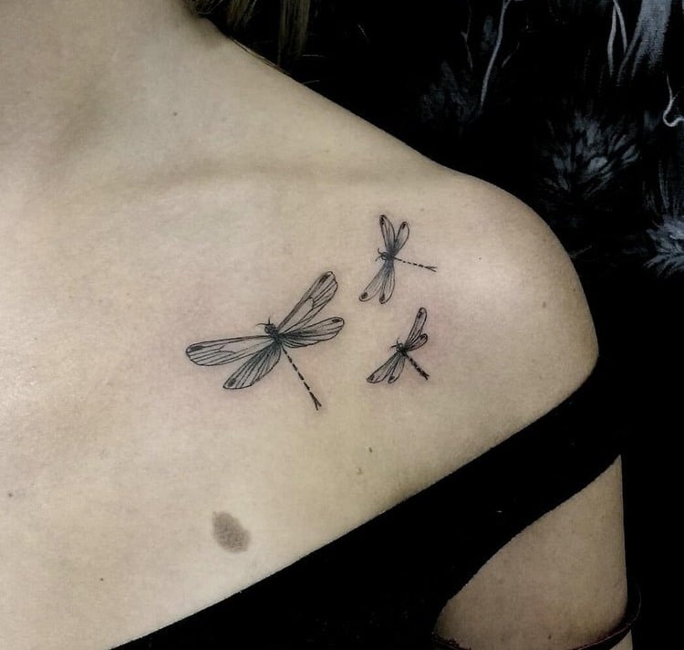 Tattoos am Schlüsselbein klein Tattoo Libelle 3d
