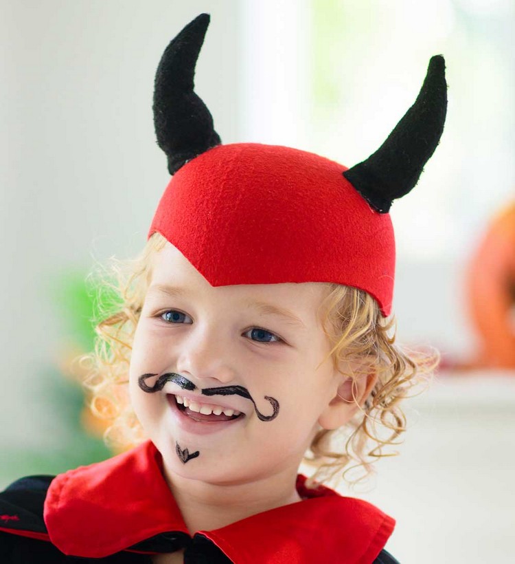 Teufel mit Bart schminken zu Halloween