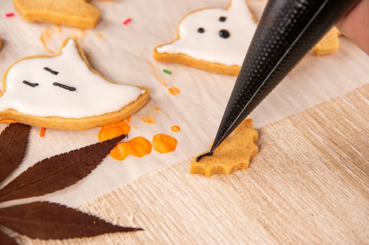 Tipps für die schwarze Glasur um Halloween Kekse zu dekorieren